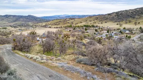 Lusanne Court, Tehachapi, CA 93561 photo 6