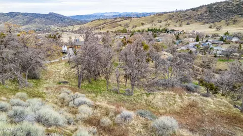Lusanne Court, Tehachapi, CA 93561 photo 8