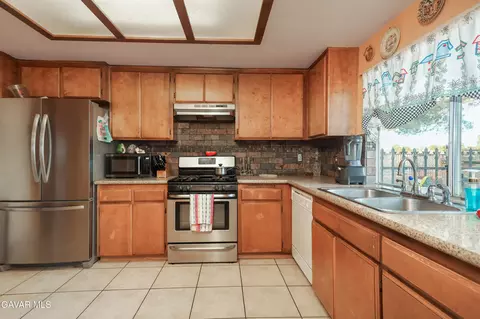 Kitchen - 40944 171th St E, Lancaster, CA 93535 photo 1 of 2