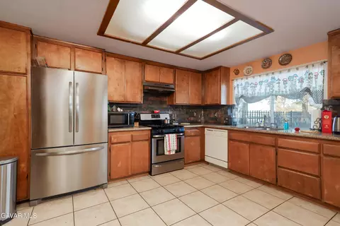 Kitchen - 40944 171th St E, Lancaster, CA 93535 photo 2 of 2