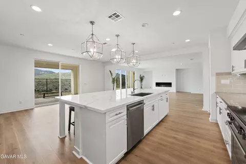 Kitchen - 39660 Nicholas Ct, Palmdale, CA 93551 photo 7 of 8