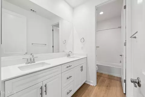 Bath - 39660 Nicholas Ct, Palmdale, CA 93551 photo 3 of 10