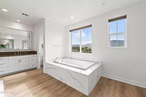 Bath - 39660 Nicholas Ct, Palmdale, CA 93551 photo 10 of 10