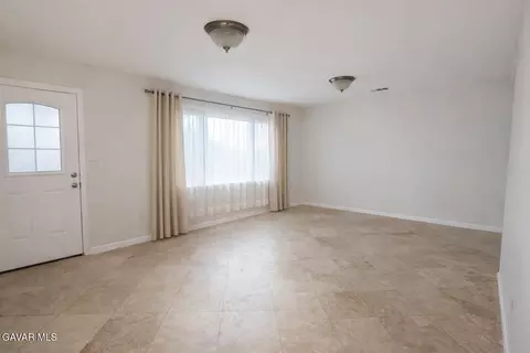 Living - 333 Kildare St E, Lancaster, CA 93535 photo 2 of 4