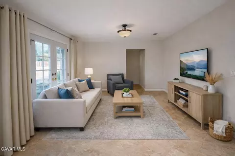 Living - 333 Kildare St E, Lancaster, CA 93535 photo 3 of 4