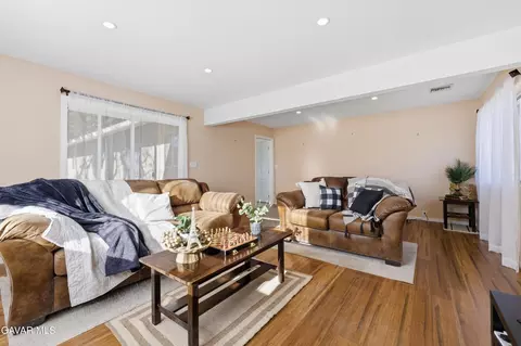 Living - 21312 Stage Dr, Tehachapi, CA 93561 photo 1 of 1