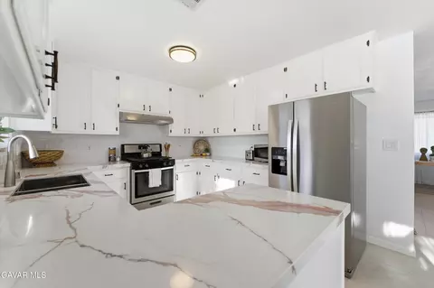 Kitchen - 21312 Stage Dr, Tehachapi, CA 93561 photo 2 of 2