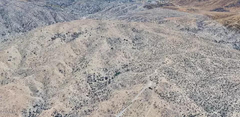 Deerpath Lane, Llano, CA 93544 photo 2