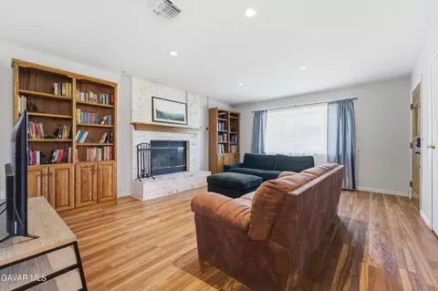 Living - 20812 Quail Springs Rd, Tehachapi, CA 93561 photo 2 of 2