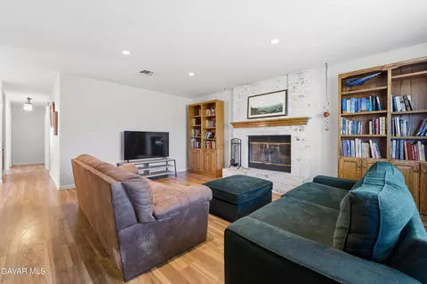 Living - 20812 Quail Springs Rd, Tehachapi, CA 93561 photo 1 of 2