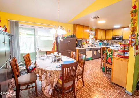 Dining - 40961 166th St E, Lancaster, CA 93535 photo 2 of 2