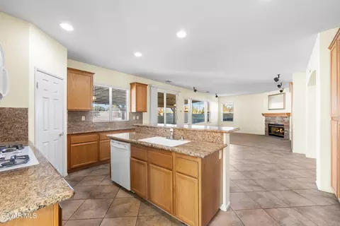 Kitchen - 41647 Palermo Ct, Lancaster, CA 93536 photo 1 of 7