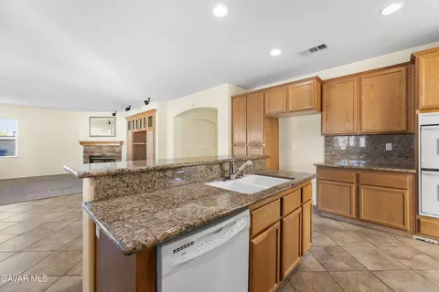Kitchen - 41647 Palermo Ct, Lancaster, CA 93536 photo 6 of 7