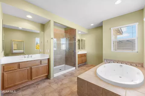 Bath - 41647 Palermo Ct, Lancaster, CA 93536 photo 8 of 12