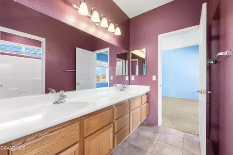 Bath - 41647 Palermo Ct, Lancaster, CA 93536 photo 4 of 12