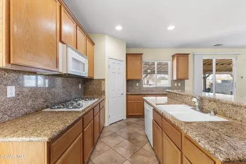 Kitchen - 41647 Palermo Ct, Lancaster, CA 93536 photo 2 of 7