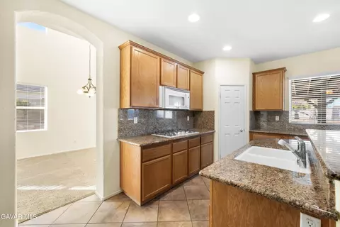 Kitchen - 41647 Palermo Ct, Lancaster, CA 93536 photo 3 of 7