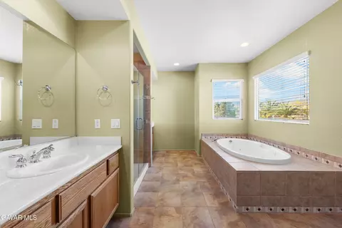 Bath - 41647 Palermo Ct, Lancaster, CA 93536 photo 7 of 12