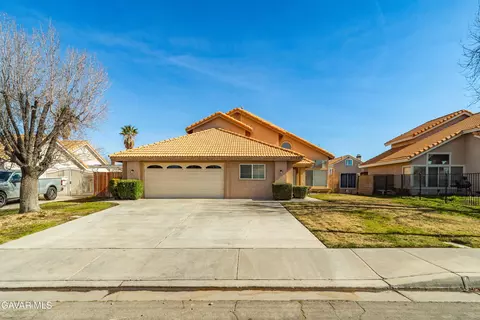 43742 Rialto Dr, Lancaster, CA 93535