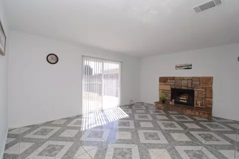 Living - 37334 E 55th St, Palmdale, CA 93552 photo 1 of 2