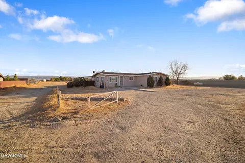 8332 Avenue E4 W, Lancaster, CA 93536 photo 3