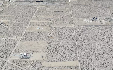 E 258th Street, Palmdale, CA 93591 photo 2