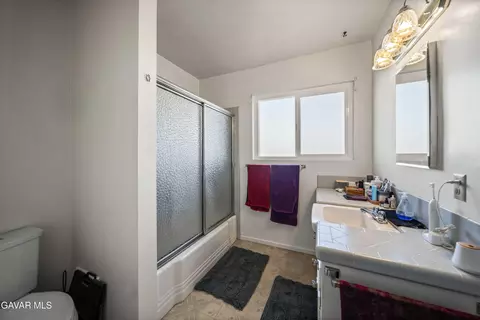 Bath - 10872 Peach Ave, Hesperia, CA 92345 photo 1 of 1