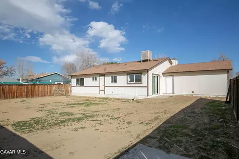 Exterior - 40629 178th St, Lake Los Angeles, CA 93535 photo 3 of 4