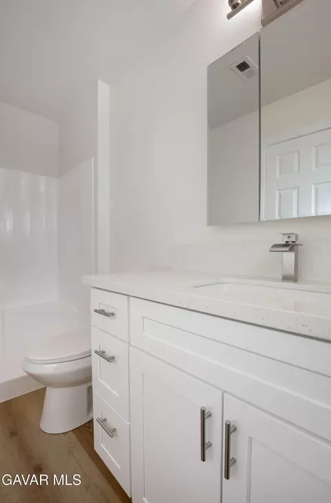 Bath - 40629 178th St, Lake Los Angeles, CA 93535 photo 2 of 2