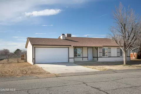Exterior - 40629 178th St, Lake Los Angeles, CA 93535 photo 2 of 4