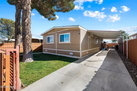 3300 15th St W #SPC 153, Rosamond, CA 93560