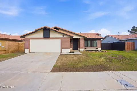 Exterior - 37814 Echo Mountain St, Palmdale, CA 93552 photo 5 of 6