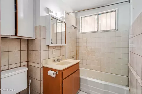 Bath - 44627 Rodin Ave, Lancaster, CA 93535 photo 2 of 2