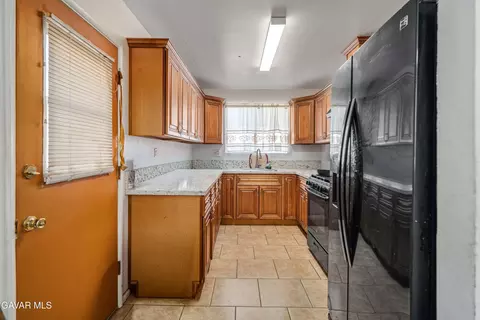 Kitchen - 44627 Rodin Ave, Lancaster, CA 93535 photo 1 of 3