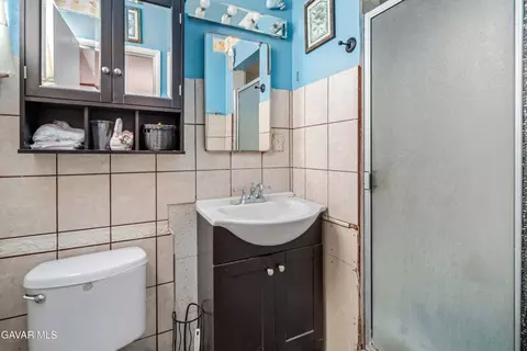Bath - 44627 Rodin Ave, Lancaster, CA 93535 photo 1 of 2