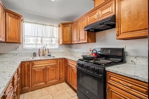 Kitchen - 44627 Rodin Ave, Lancaster, CA 93535 photo 2 of 3