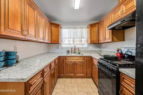 Kitchen - 44627 Rodin Ave, Lancaster, CA 93535 photo 3 of 3