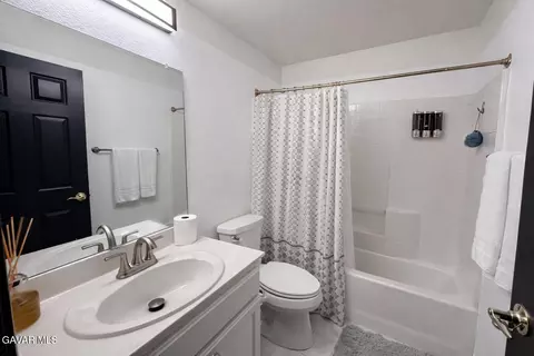 Bath - 6144 Treehaven Ct, Lancaster, CA 93536 photo 2 of 2