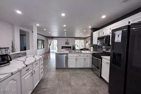 Kitchen - 6144 Treehaven Ct, Lancaster, CA 93536 photo 2 of 3