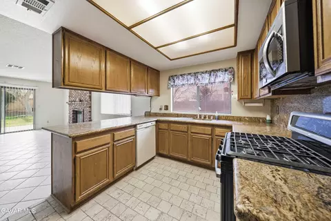Kitchen - 1844 Nessa Dr, Lancaster, CA 93535 photo 3 of 4
