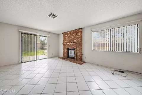 Living - 1844 Nessa Dr, Lancaster, CA 93535 photo 4 of 7