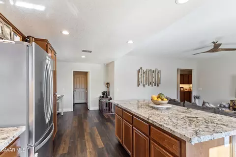 2048 Thistle Ave, Palmdale, CA 93550 photo 17