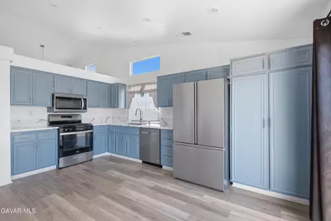 Kitchen - 44762 Shadowcrest Dr, Lancaster, CA 93536 photo 1 of 2