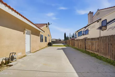 Exterior - 44762 Shadowcrest Dr, Lancaster, CA 93536 photo 5 of 7