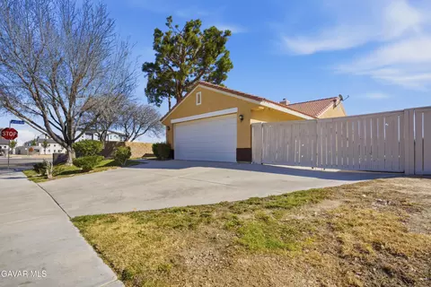 Exterior - 44762 Shadowcrest Dr, Lancaster, CA 93536 photo 2 of 7