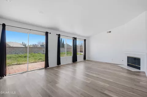 Living - 44762 Shadowcrest Dr, Lancaster, CA 93536 photo 5 of 7