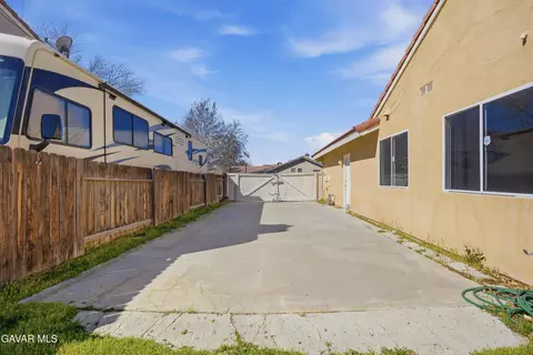 Exterior - 44762 Shadowcrest Dr, Lancaster, CA 93536 photo 6 of 7