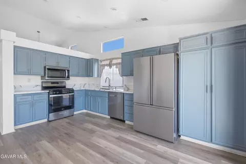 Kitchen - 44762 Shadowcrest Dr, Lancaster, CA 93536 photo 2 of 2