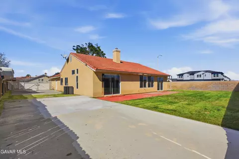 Exterior - 44762 Shadowcrest Dr, Lancaster, CA 93536 photo 4 of 7