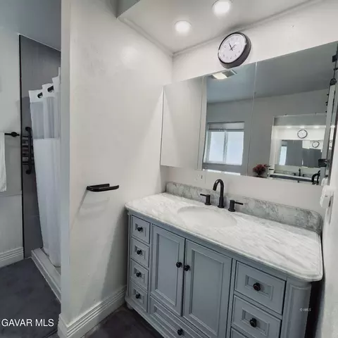 Bath - 170 Kellogg St, Lone Pine, CA 93545 photo 3 of 4